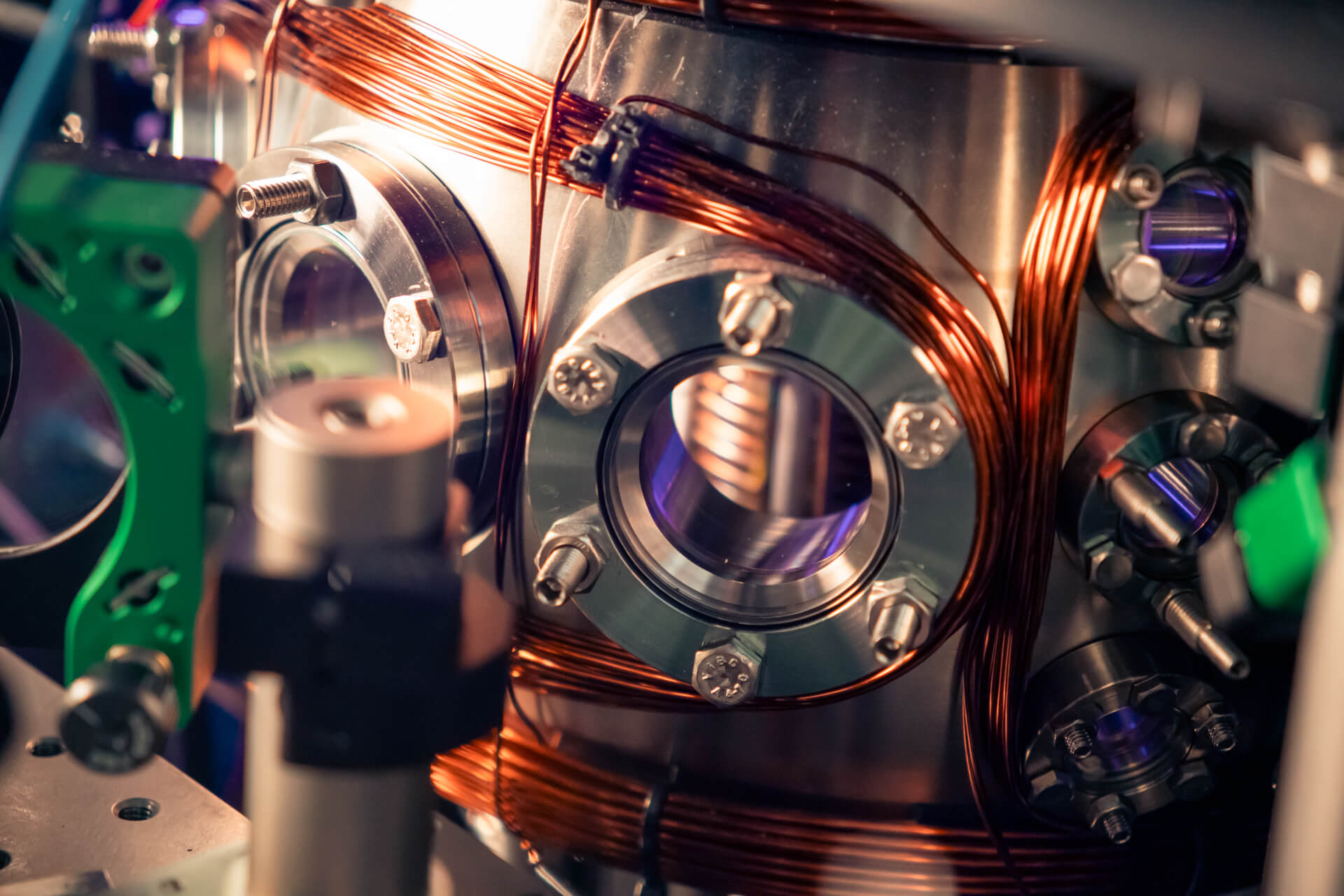 Pasqal vacuum chamber and optical core where neutral atoms are trapped and manipulated