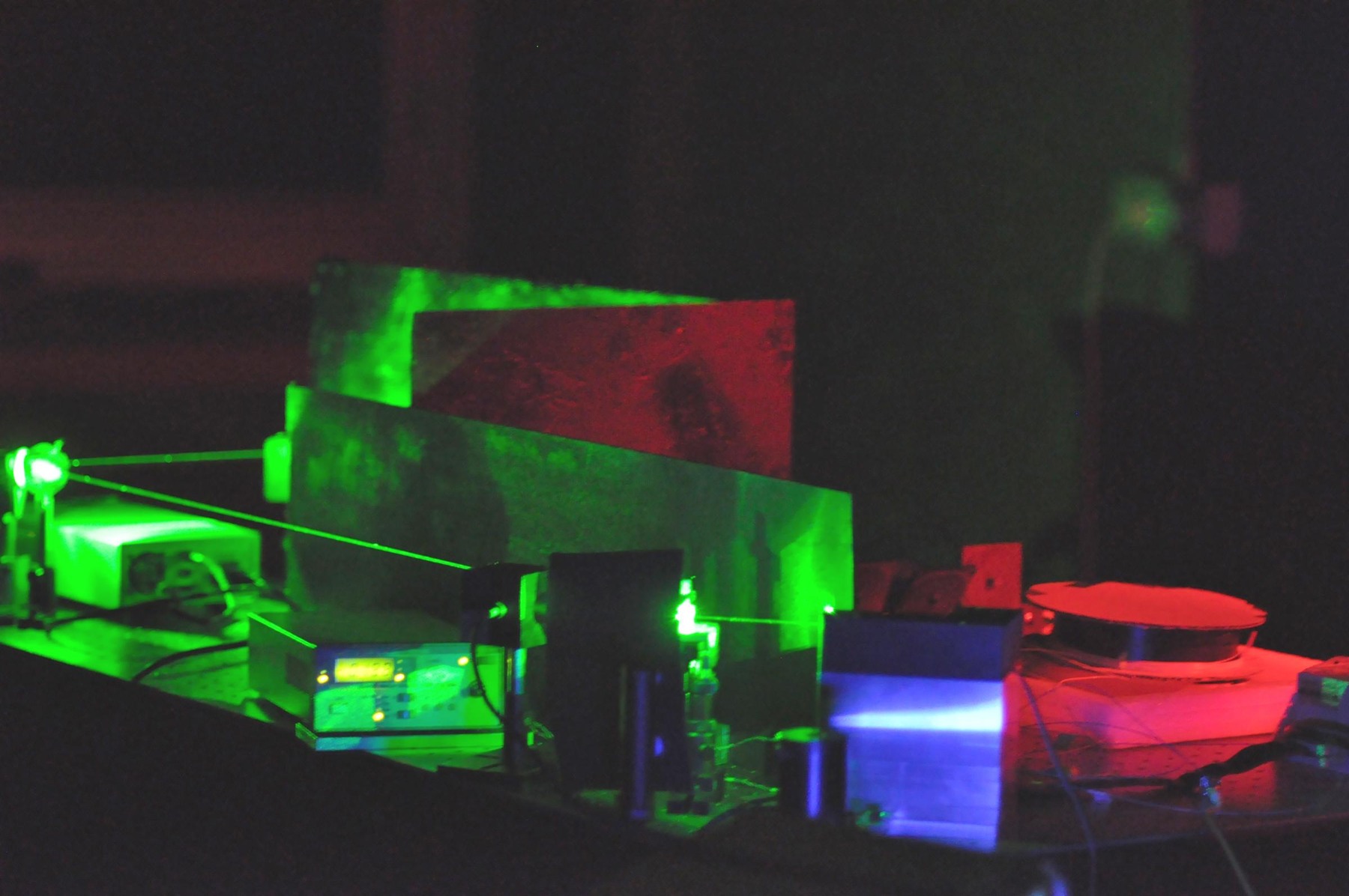 Optical components and a fiber spool in a gated photon-source experiment, with original coloured beam-path overlays.