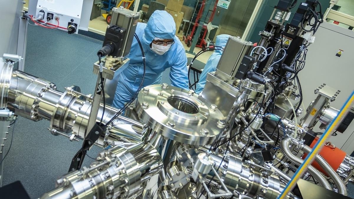 A cleanroom researcher working at equipment used to fabricate the quantum-battery prototype.