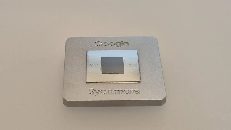 A packaged Google Sycamore quantum chip displayed at the Deutsches Museum.