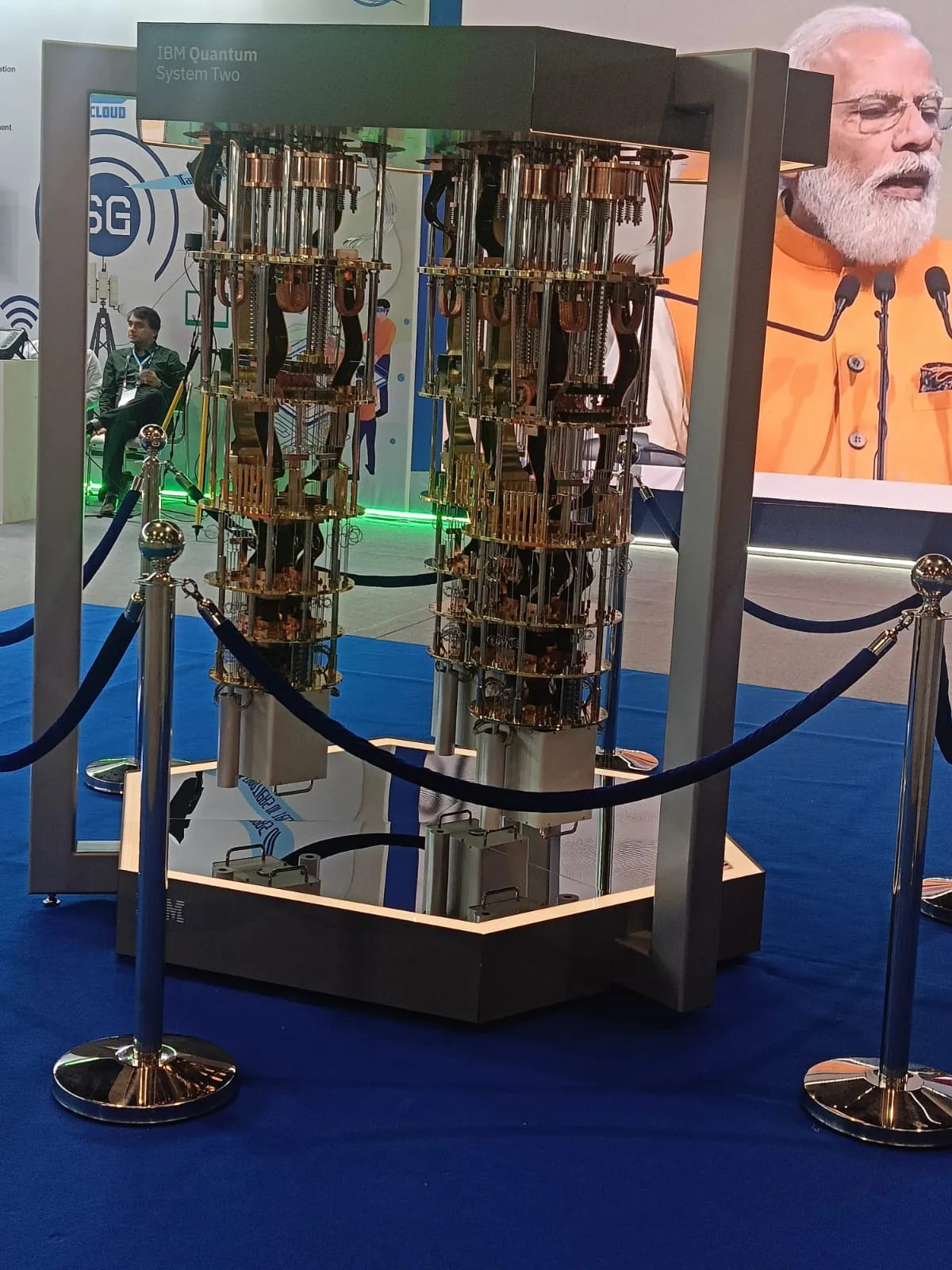 A quantum-computer demonstration assembly stands behind a barrier at an exhibition.