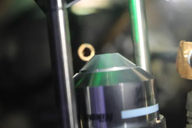 Laser light passes through lenses and a chamber in a nanodiamond trapping experiment.