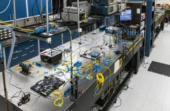 An optical table filled with fiber connections, mounts and instruments in ORNL’s Alice quantum-network laboratory.